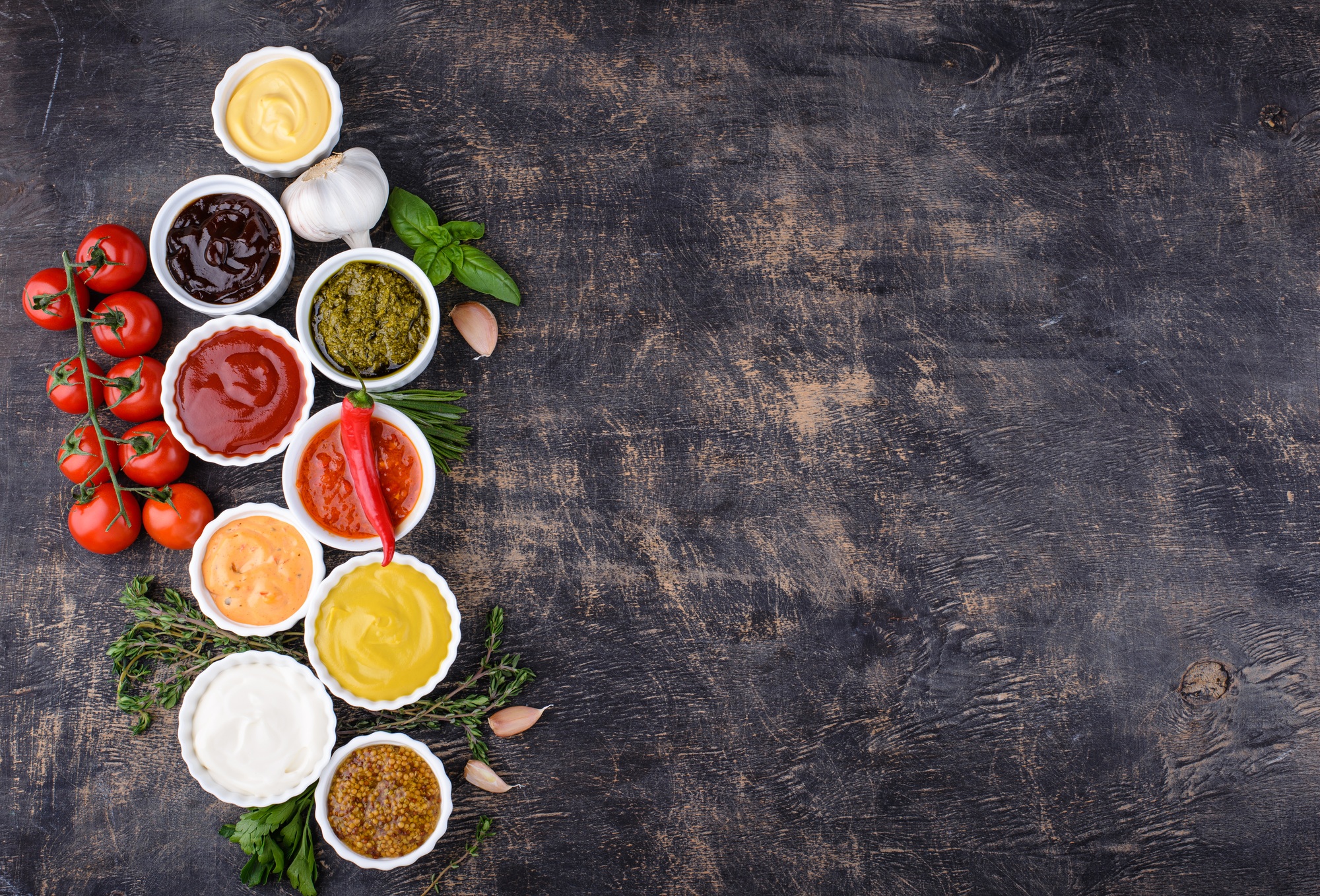 Zestaw różnych sosów.